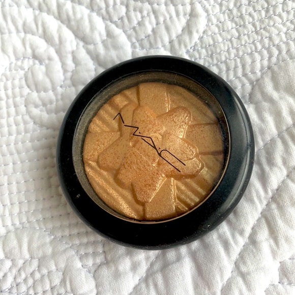 Sephora Other - ⬇️ MAC Whisper of Gilt highlighter